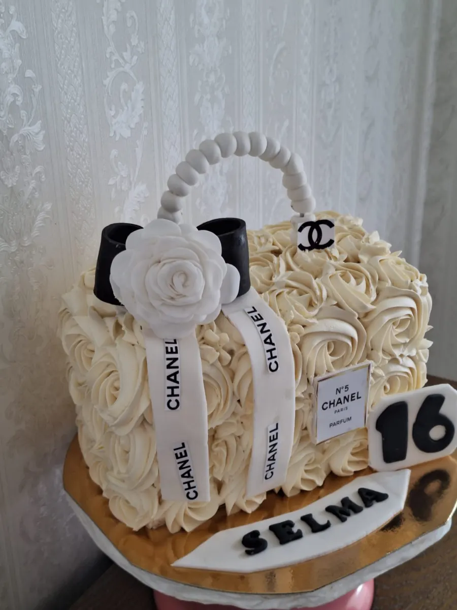 Création cake design en pâte à sucre sur le thème choisi par le client