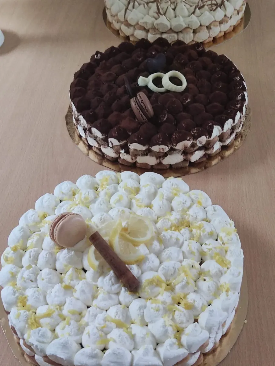 Buffet sucré et desserts dressés pour une réception à Erquinghem-Lys