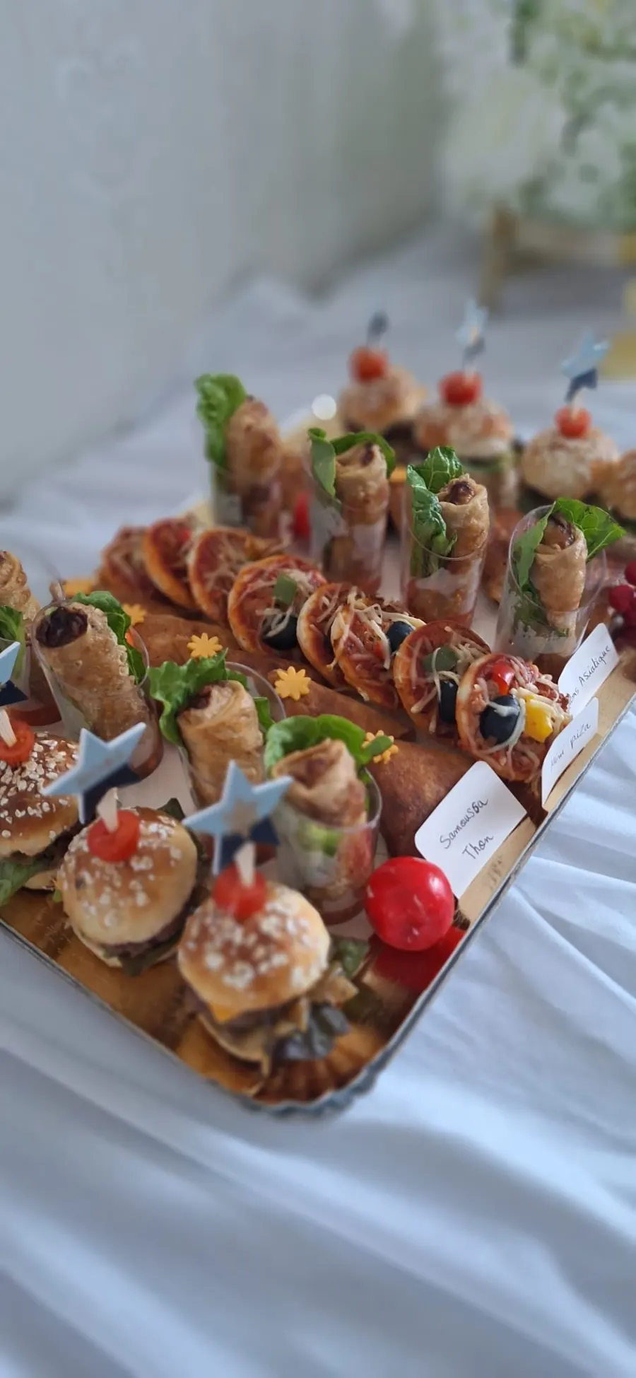 Buffet salé garni de verrines et feuilletés maison