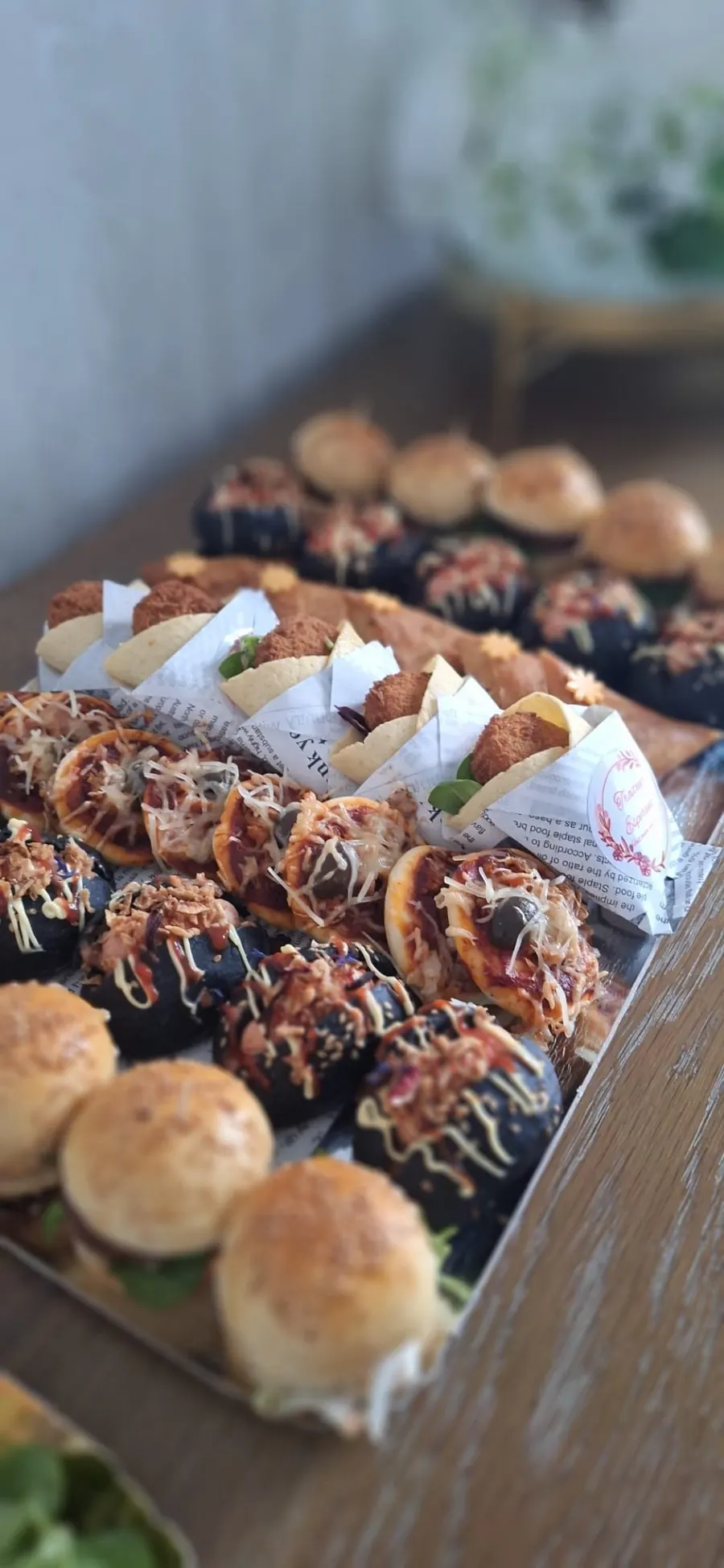 Buffet salé dressé pour une réception à Erquinghem-Lys