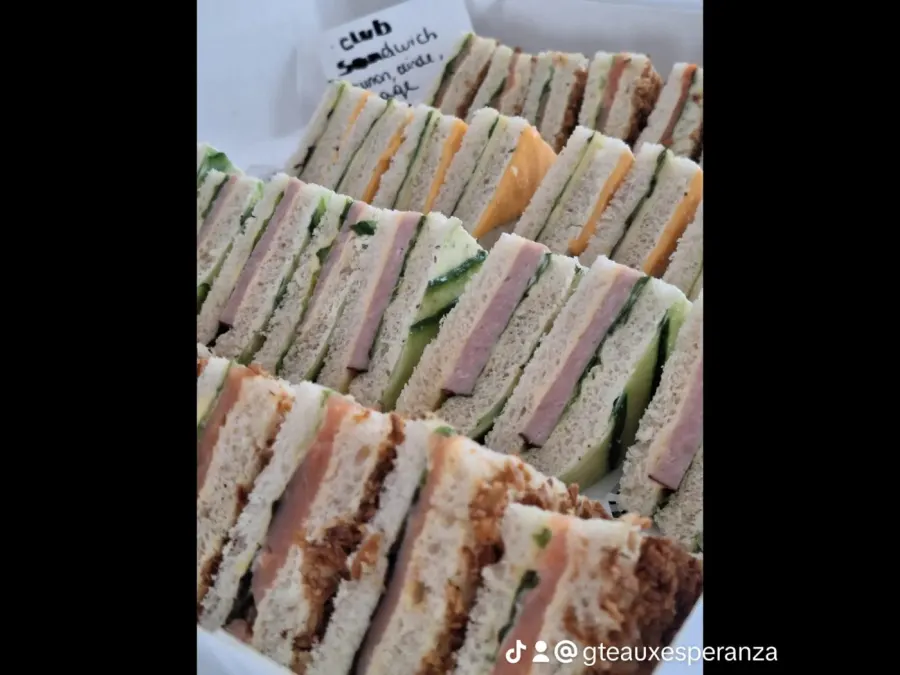 Plateau apéritif varié préparé à la commande