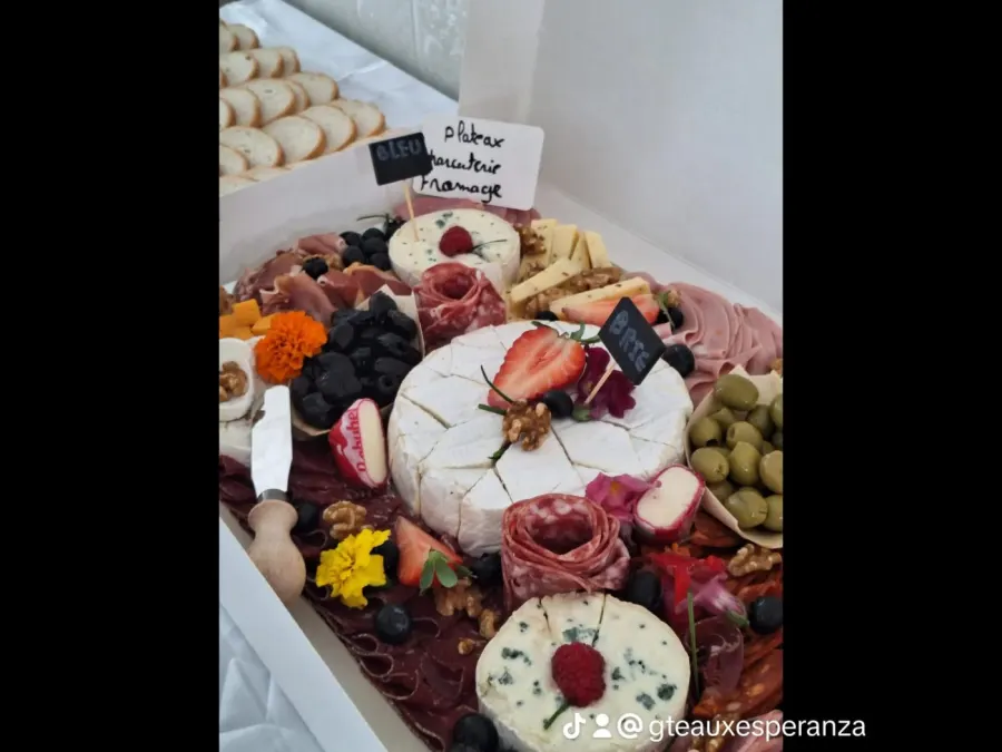 Plateau de pièces salées pour apéritif entre amis