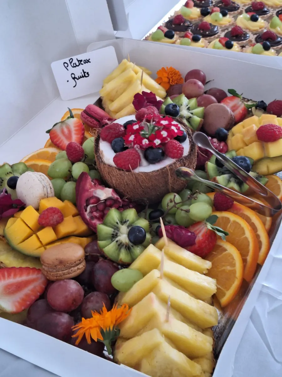Table de desserts gourmands préparée par Esperanza traiteur