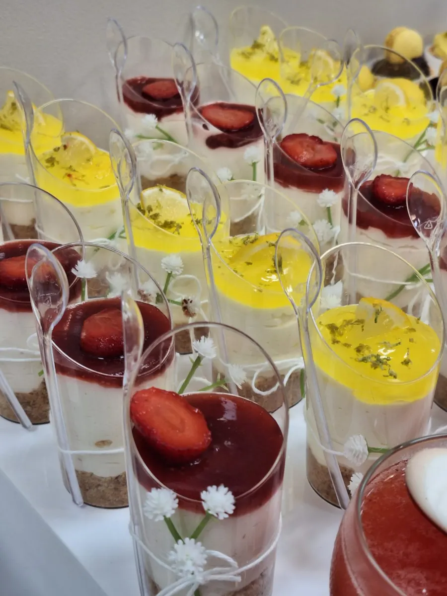 Assortiment de mignardises sucrées pour buffet de baptême