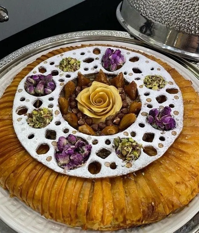 Plateau de pâtisseries orientales maison aux amandes et au miel