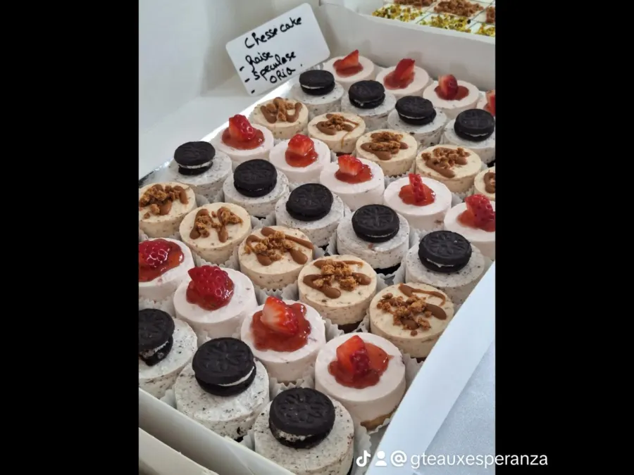 Buffet sucré garni de pâtisseries maison