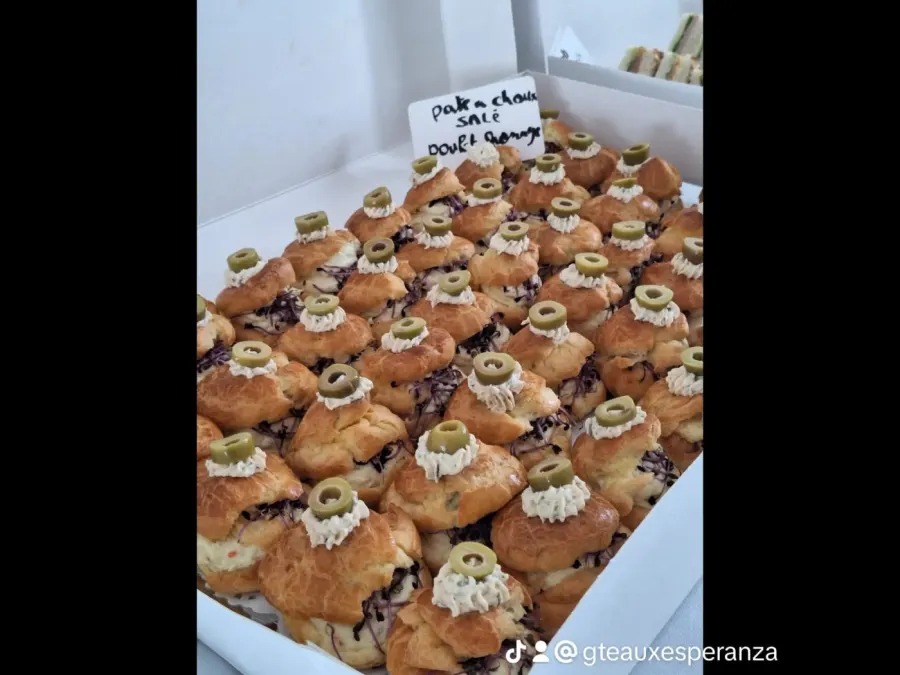 Buffet de desserts dressé par Esperanza pâtisserie traiteur
