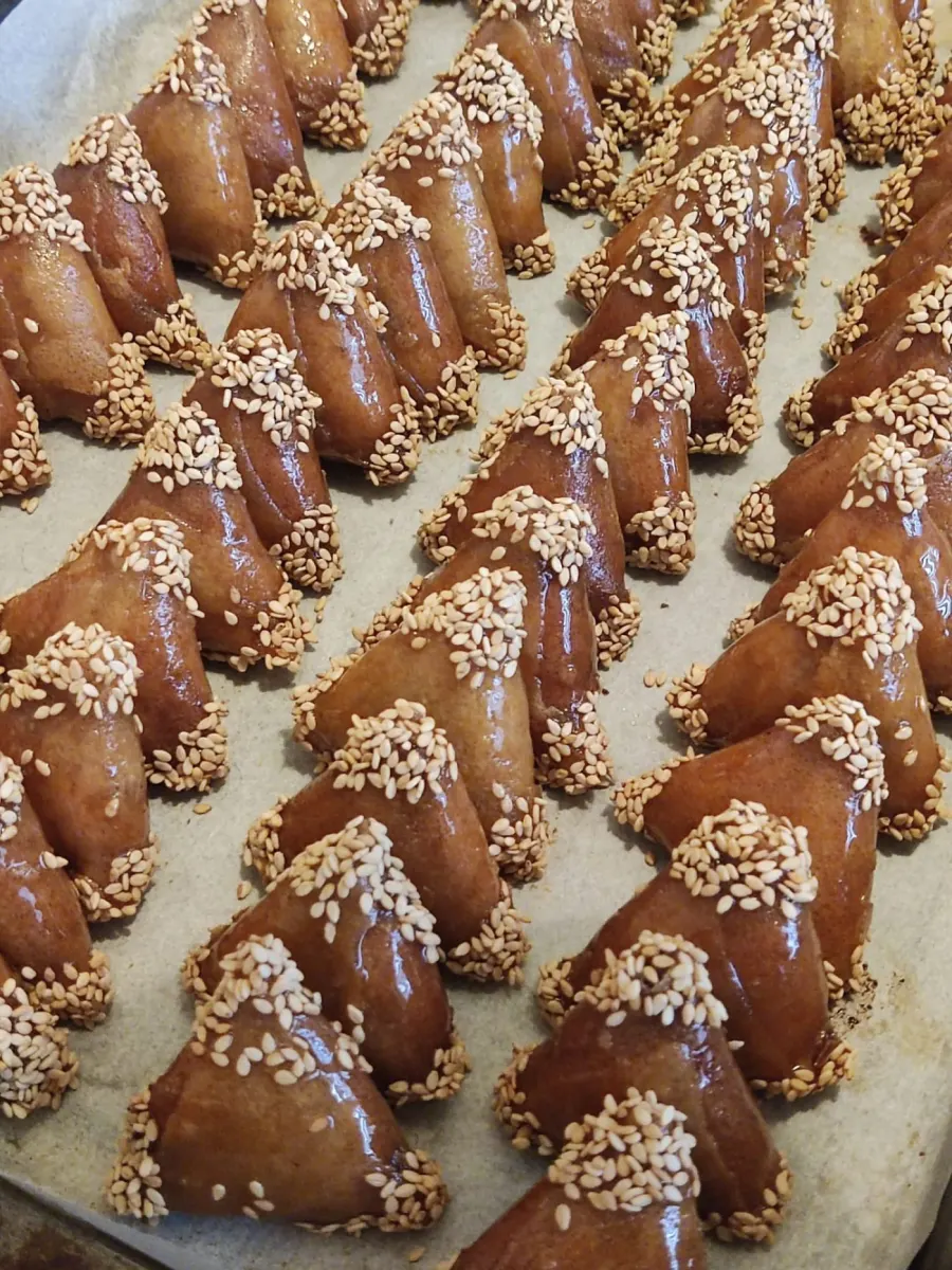 Pâtisseries orientales présentées en plateau pour vos événements