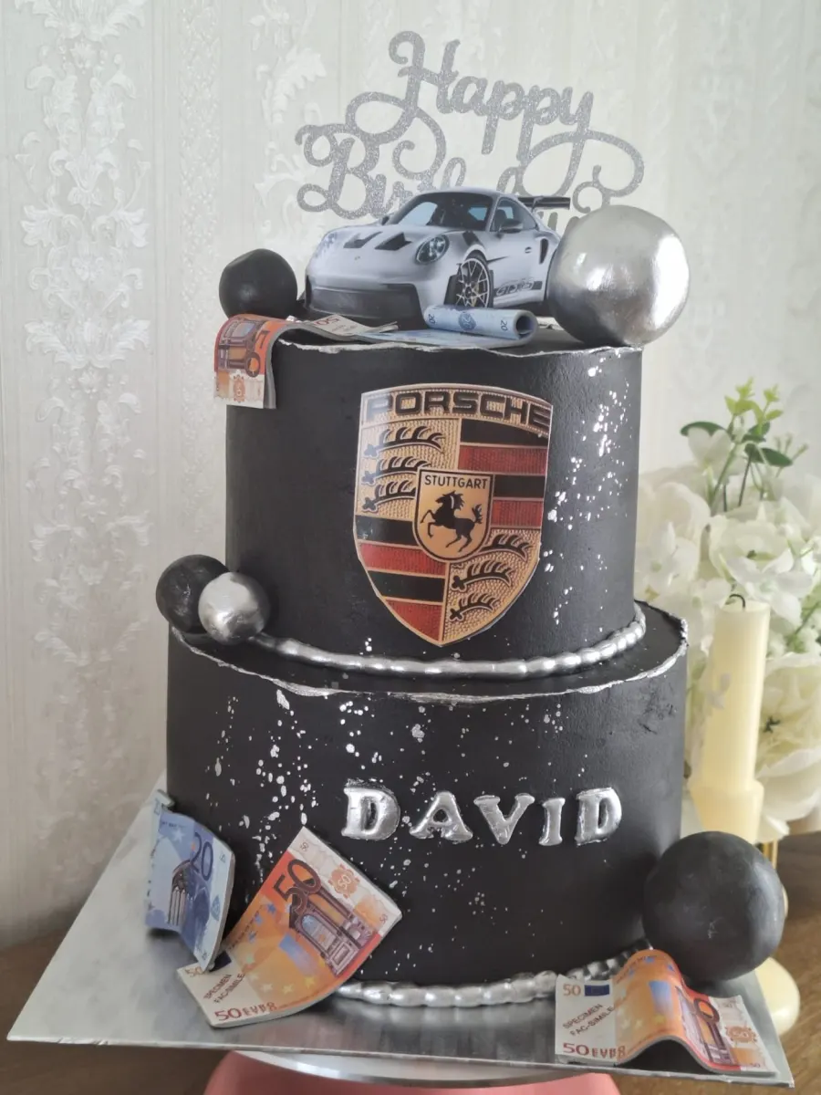 Gâteau d'anniversaire décoré de fruits frais